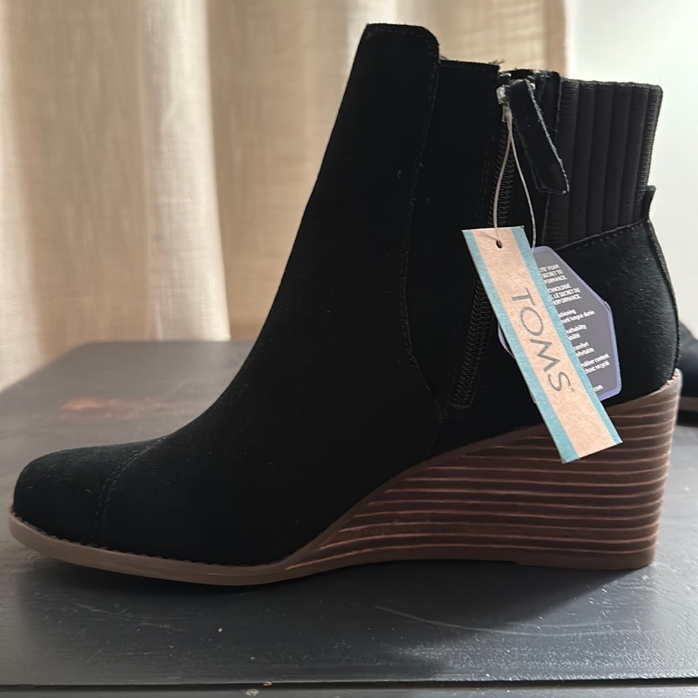 Tom’s Sadie Wedge. Black Suede. Size 9. Brand New w/Box + Tags 👢🤍